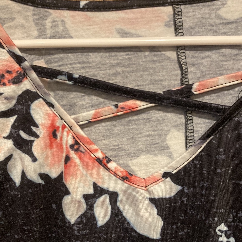 Crisscross floral tee - Picture 2 of 3